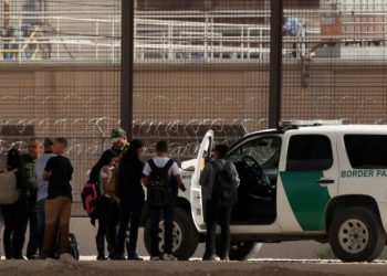 Migración arresta a 646 migrantes indocumentados con cargos criminales en Houston, Texas