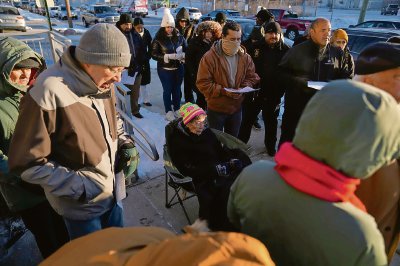 Oscar, un inmigrante de América Central que busca asilo, abraza a Pat Murphy y JoAnn Persch, religiosas de las Hermanas de la Misericordia