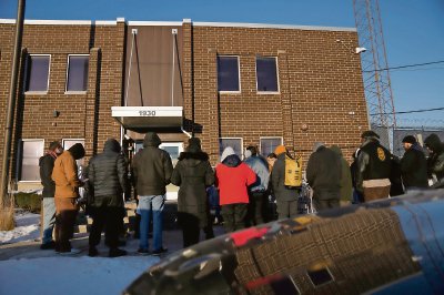 Sobre estas líneas, la religiosa JoAnn Persch reza el Rosario frente a un centro de detención de migrantes (imagen de la izquierda) del Servicio de Inmigración y Control de Aduanas en Broadview, en Illinois