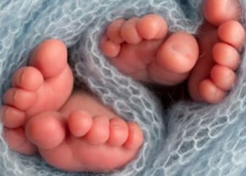 Mujer da a luz a gemelos varones, pero en distintos días