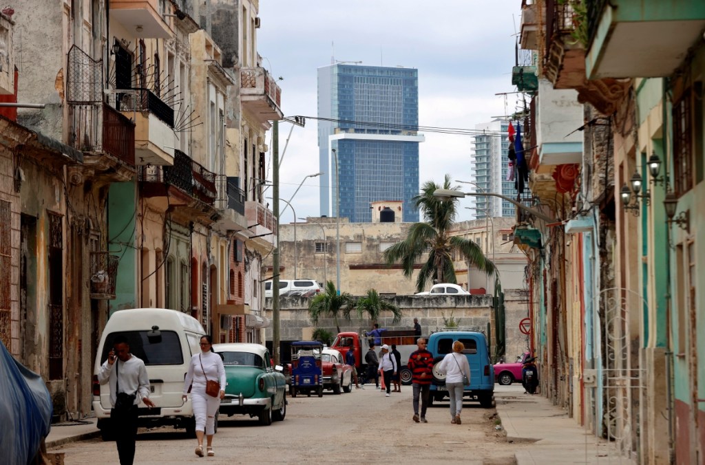 El contraste total en La Habana. La “Torre K” se observa desde los deteriorados barrios circundantes