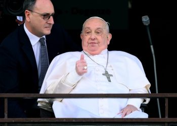 Papa Francisco abandona el hospital y reaparece en público