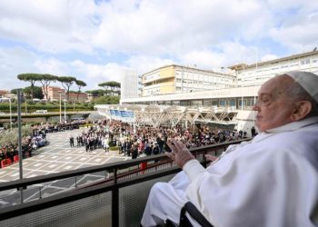 Papa Francisco continúa mejorando, aunque es prematuro hablar de su participación en actos