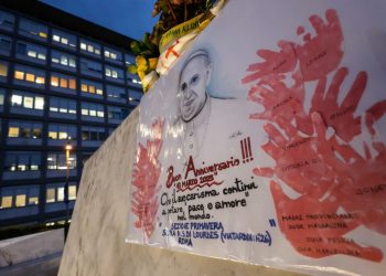 Papa Francisco puede moverse como antes de su hospitalización; camina de la cama al sillón