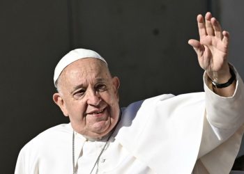 Papa Francisco requiere menos flujo de oxígeno en su terapia después de 32 días hospitalizado