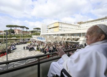 Papa Francisco tendrá que “estar tranquilo” y seguir convalecencia: secretario de Estado vaticano