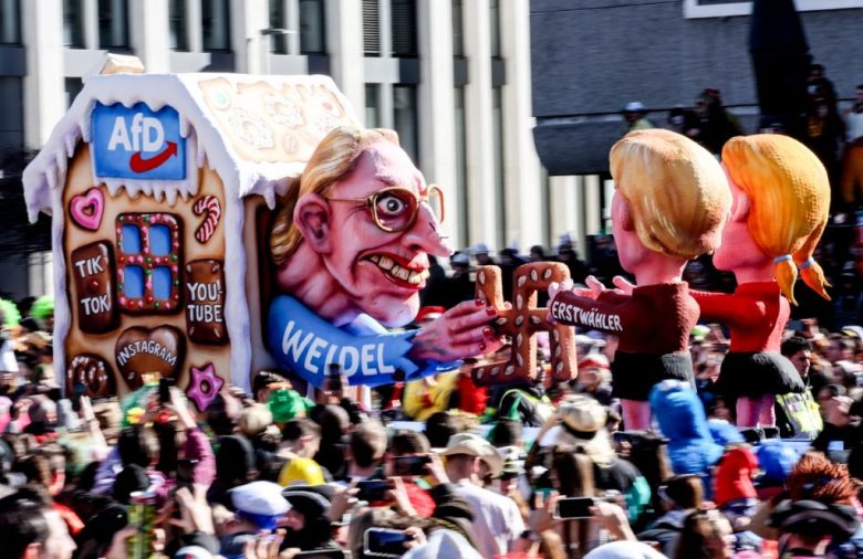 La polémica carroza de carnaval que representa a la líder política Alice Weidel ofreciendo una galleta en forma de esvástica a “Hansel” y “Gretel”