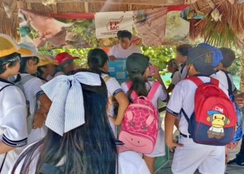 Recibe la FPMC a estudiantes que participan en la jornada educativa sobre ecosistemas en el Parque Natural Chankanaab