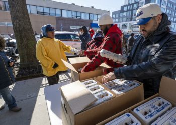 Reparto benéfico de huevos en NY dura 5 minutos ante la masiva demanda