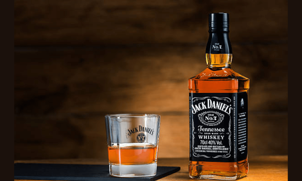 En medio de la tensión por los aranceles con EE.UU. el fabricante de Jack Daniel’s habla de retirar alcohol en licorerías canadienses y también podría a pasar en México