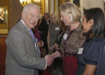 Rey Carlos III suspende actividades tras efectos secundarios de tratamiento contra el cáncer