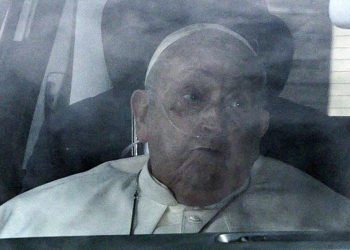 Rey Carlos III y Camila posponen su visita al papa Francisco hasta que se recupere