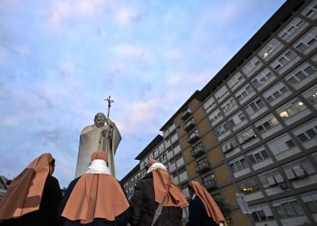 Santa Sede: El papa Francisco no está en “peligro inminente”, según el reporte médico