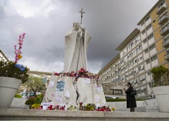 Santa Sede: El papa Francisco se encuentra “estable” y se recupera “poco a poco”