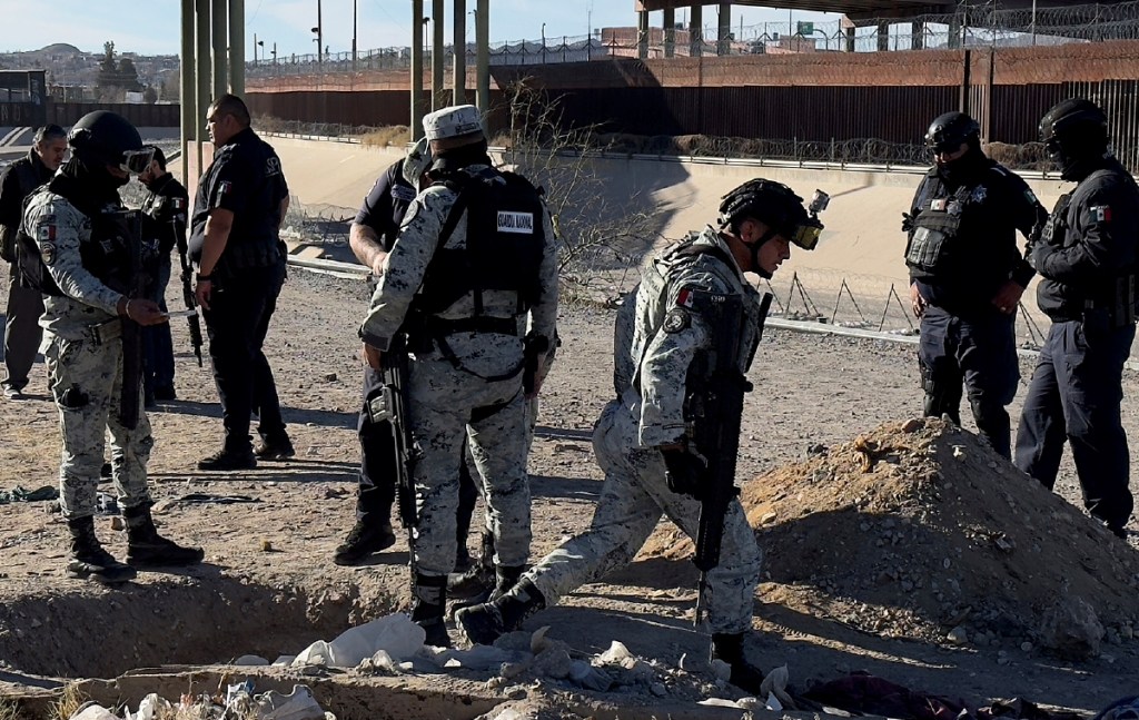 Elementos del Ejército mexicano y de la Guardia Nacional inspeccionan un supuesto túnel migratorio