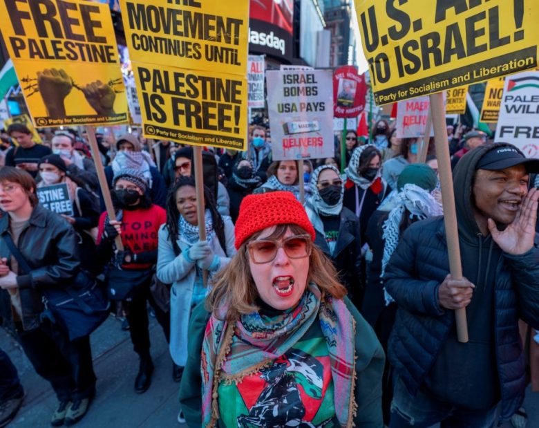 AME601. NUEVA YORK (ESTADOS UNIDOS), 18/03/2025.- Personas sostienen pancartas durante una manifestación en apoyo a Palestina este martes, en Nueva York (Estados Unidos). Las Fuerzas de Defensa de Israel (FDI) reanudaron los ataques en la Franja de Gaza en lo que constituye la virtual ruptura de la tregua con el grupo islamista Hamás, provocando la muerte de más de 400 personas incluyendo un importante número de mujeres y niños. EFE/ Angel Colmenares