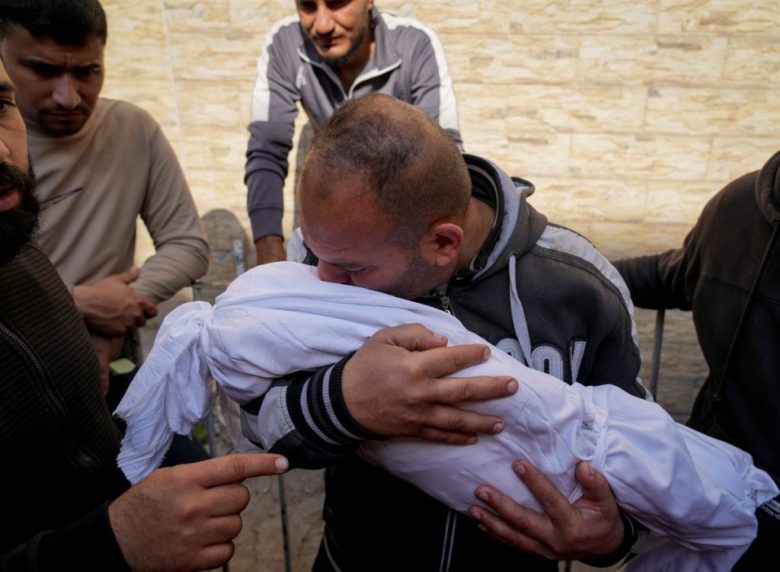 Un hombre palestino sostiene el cuerpo de su sobrino de 11 meses, Mohammad Shaban, asesinado en bombardeos israelíes, en el hospital Al-Ahli en Ciudad de Gaza City, el martes 18 de marzo de 2025. (AP Foto/Abdel Kareem Hana)