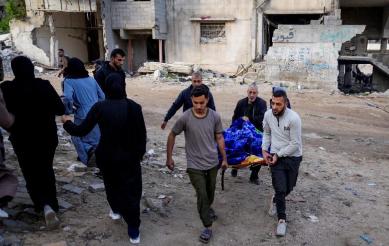 El cuerpo de un palestino muerto en un ataque aéreo del ejército israelí es trasladado al hospital de Shifa, en la Ciudad de Gaza, el 18 de marzo de 2025. (AP Foto/Abdel Kareem Hana)