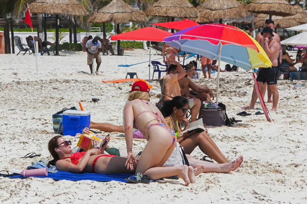 Los llamados "springbreakers" son un sector turístico importante en Cancún, pero en los últimos años se registra una caída en cifras (Foto de EFE)