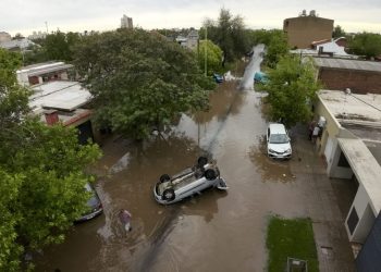 Suman 15 muertos por las inundaciones en Bahía Blanca, Argentina