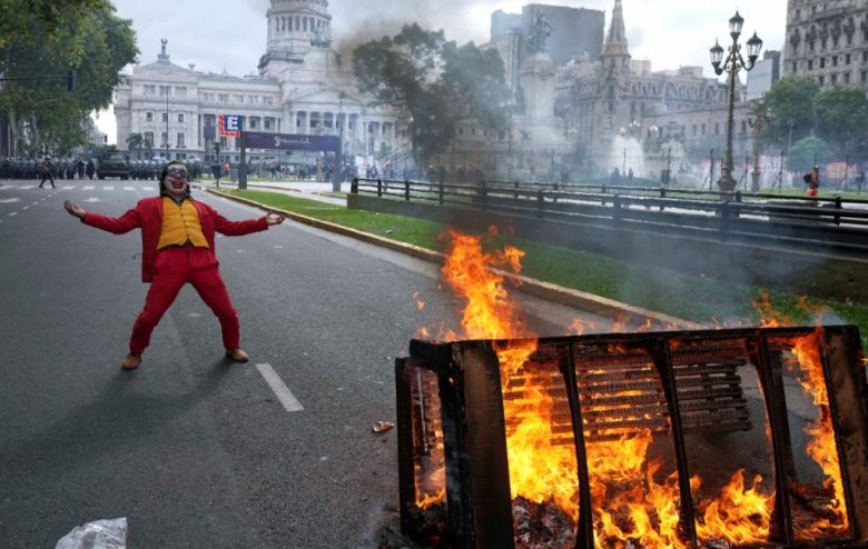 Un manifestante disfrazado de “Joker” participa en la protesta de fanáticos al fútbol y jubilados que se realizó ayer en Buenos Aires para exigir pensiones más altas y un alto a unas medidas de austeridad