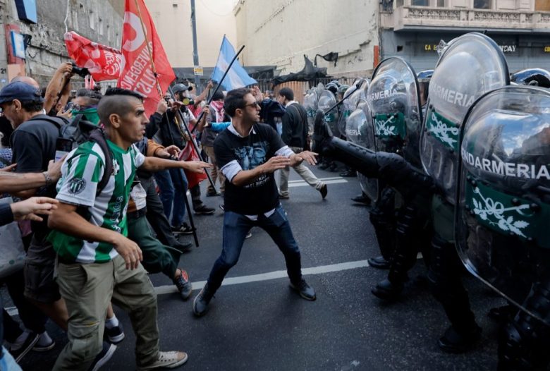 Manifestantes y policías se enfrentan durante una manifestación frente al Congreso, en Buenos Aires. Un día antes, la autoridad recordó que por protocolo la protesta no deben cortar las calles