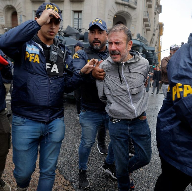 Un vehículo destruido por los manifestantes, ayer en Buenos Aires