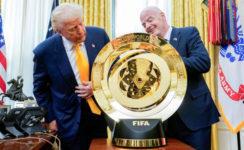 El presidente de EE.UU., Donald Trump, y el presidente de la FIFA, Gianni Infantino, observan el trofeo del Mundial de Clubes en visita de este último a la Casa Blanca