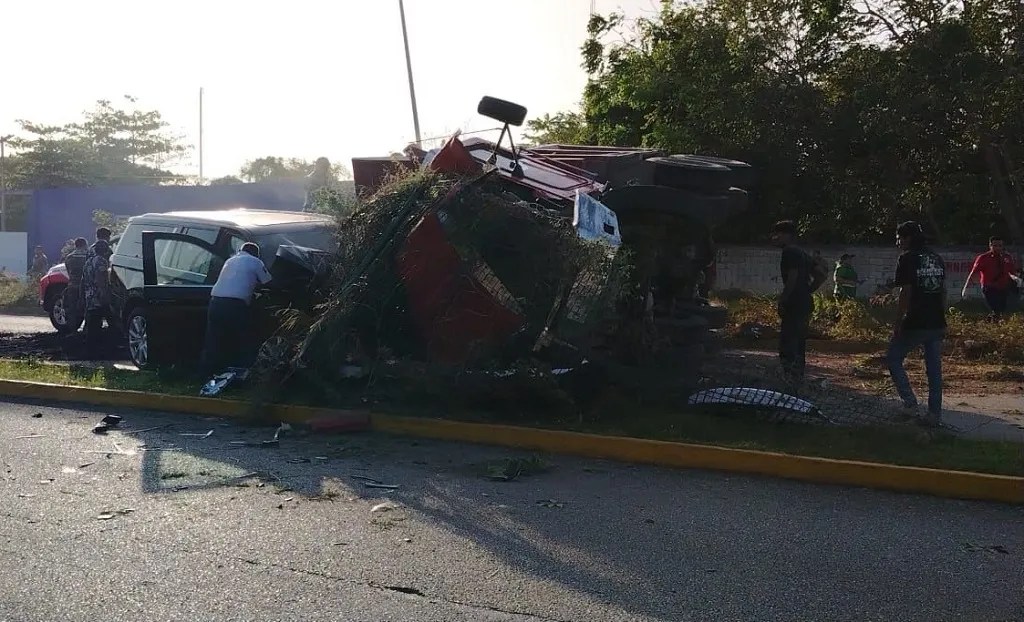 Imagen distribuida en redes sociales sobre el trágico accidente ocurrido en la carretera Cancún-Puerto Morelos