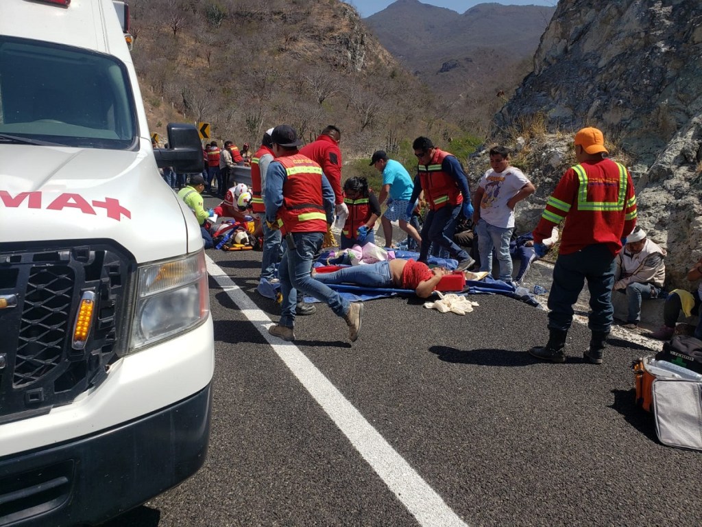 Imagen difundida en redes sociales del trágico accidente que sufrieron simpatizantes de Morena en Oaxaca