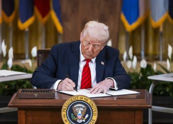 Trump encara su tercer mes en el poder con un suspenso en las encuestas