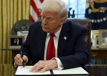 Trump impone aranceles para autos del 25%, pero exenta piezas de México y Canadá