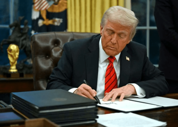 Trump invoca ley del siglo XVIII para declarar invasión de pandillas y acelerar deportaciones