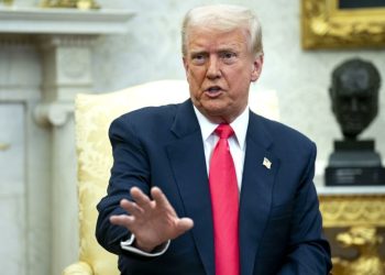 Trump pide a indocumentados que se “autodeporten” antes de ser detenidos