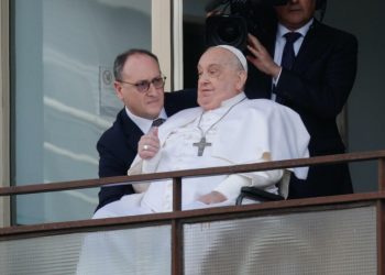 “Tuvimos que elegir entre dejarlo ir o probar con todo”: médico que trató al papa Francisco