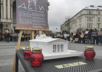 Ucranianos conmemoran tragedia de Mariúpol y exigen justicia para los crímenes rusos