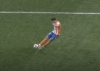 UEFA asegura que Julián Álvarez toca dos veces el balón en el penal anulado en la Champions