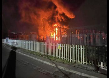 Un incendio causa el cierre del aeropuerto Heathrow en Londres
