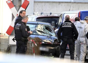 Un sujeto embiste con su auto a una multitud en Alemania; reportan un muerto