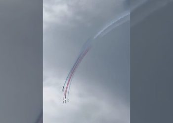 #Video Chocan aviones de la Patrulla de Francia; hay 3 heridos
