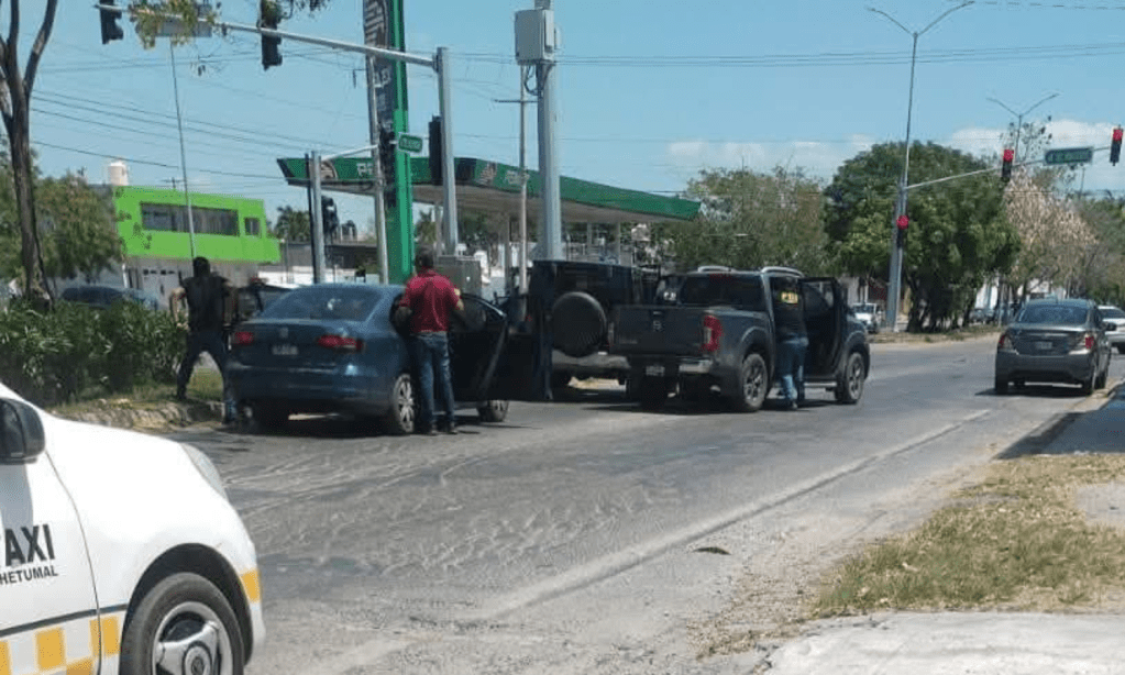 Circula un vídeo con hombres que portan armas de grueso calibre en Chetumal, Quintana Roo, quienes someten a otros tras una persecución