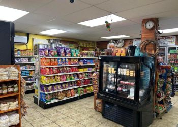 ‘Visitas’ de ICE a negocios latinos en EE.UU. espantan a trabajadores y compradores