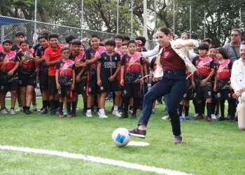 «INAUGURA ANA PATY PERALTA CANCHA DE PASTO SINTÉTICO EN LA SM 247»