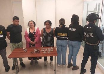 VIDEO #Abuelitapistolera de Chalco desata balacera por disputa de casa y se vuelve meme viral