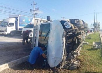 «Accidente en el Bulevar Colosio de Cancún: tres vehículos involucrados y dos personas heridas»