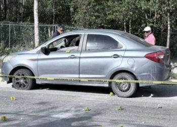 «Auto baleado abandonado en Tulum: evidencia de un enfrentamiento violento»