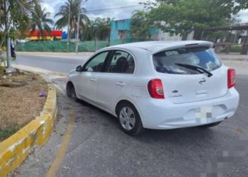 «Auto choca contra glorieta en Cancún: daños y abandono»