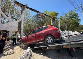 «Camioneta choca contra letrero de beach club en Playa del Carmen»