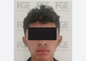 joven roba motocicleta