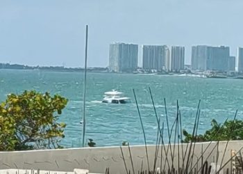 hundimiento embarcación Puerto Juárez